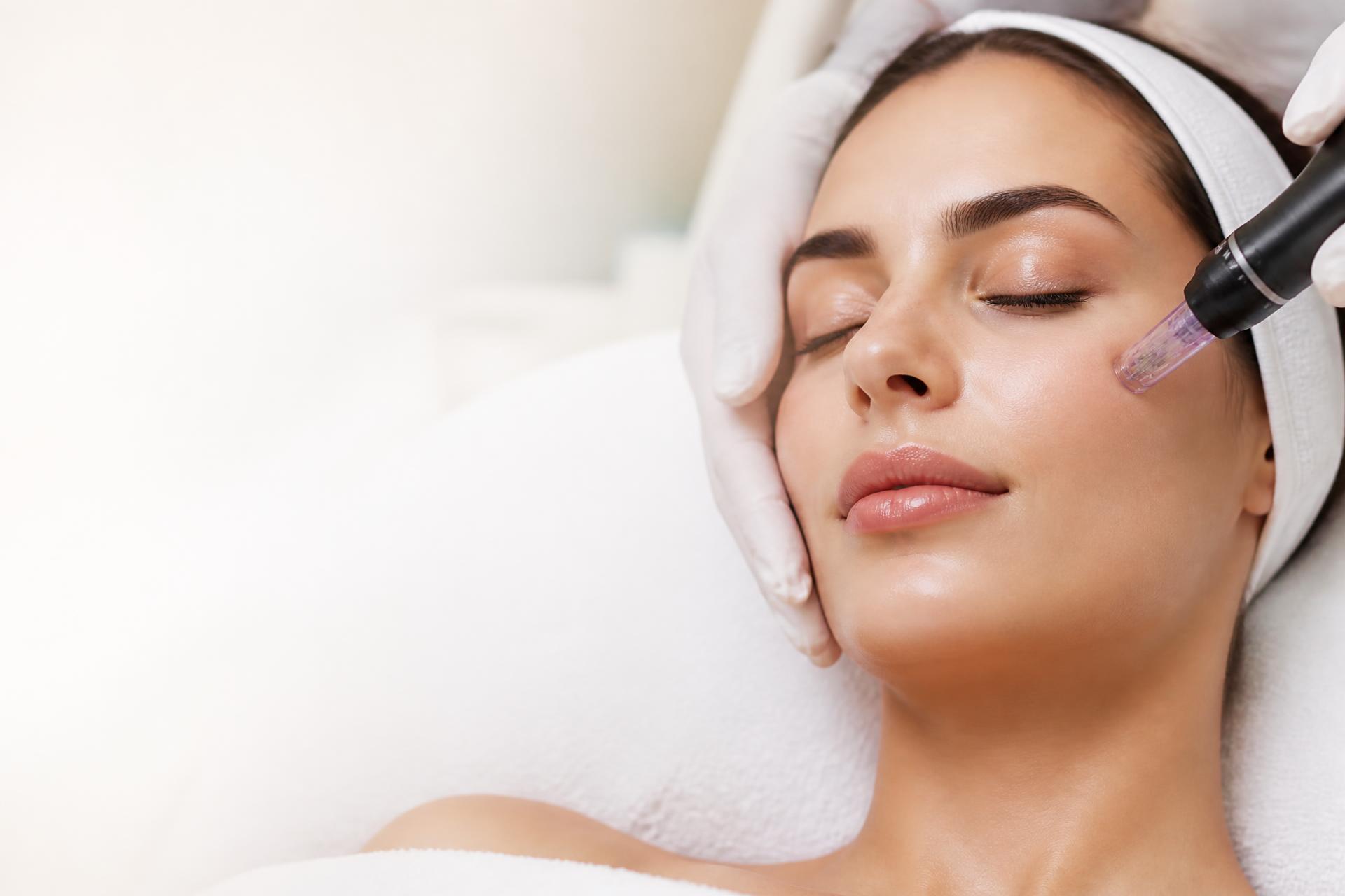 Patiente recevant un soin esthétique du visage au laser